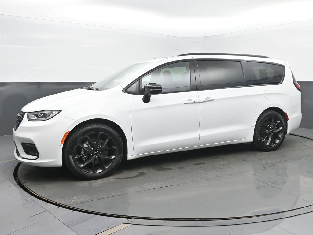 Used 2025 Chrysler Pacifica Limited image 2