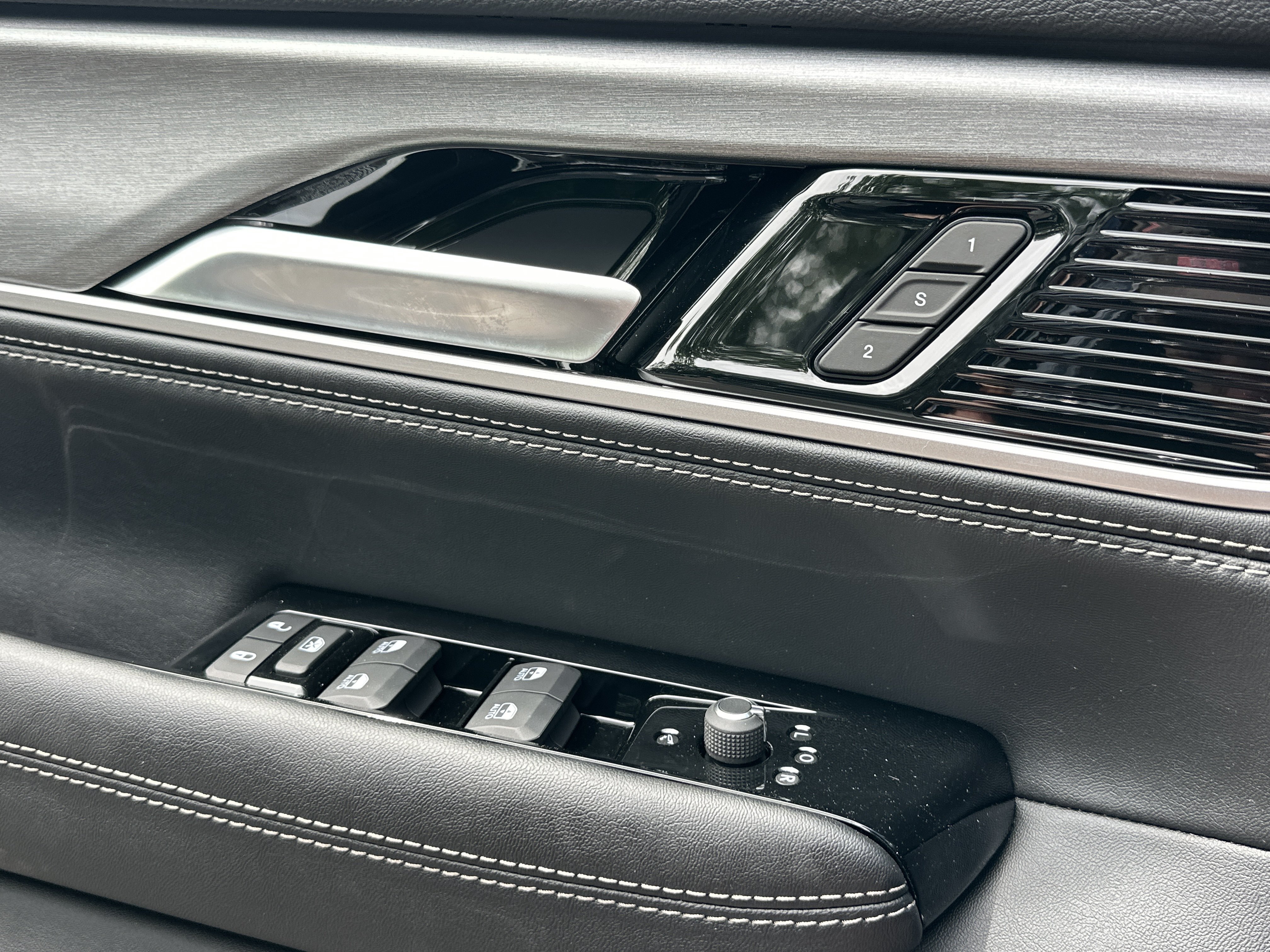 New 2026 Jeep Grand Wagoneer L Limited w/ Premium Group II AWD/4WD image 12