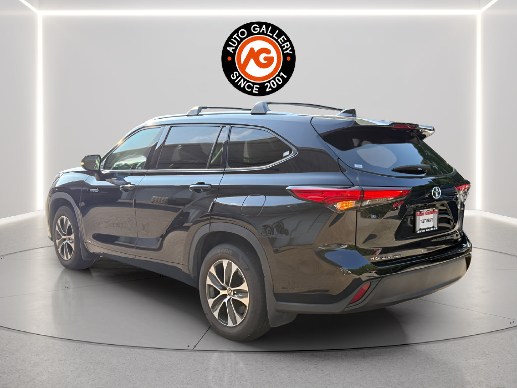 Used 2021 Toyota Highlander XLE AWD/4WD image 6