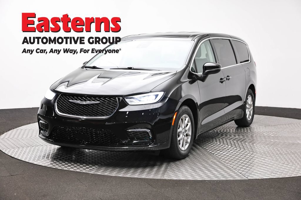 Used 2023 Chrysler Pacifica Touring-L FWD image 1