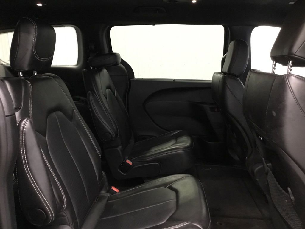 Used 2025 Chrysler Pacifica Select image 17