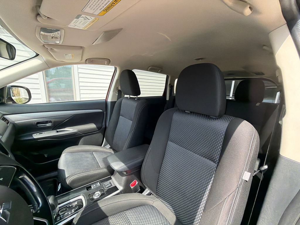 Used 2018 Mitsubishi Outlander SE AWD/4WD image 13