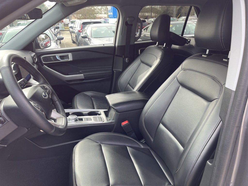 Used 2024 Ford Explorer XLT w/ Equipment Group 202A image 8