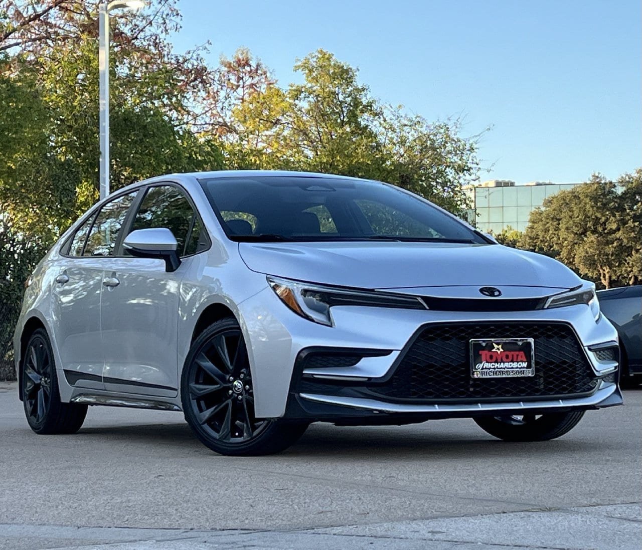 Used 2024 Toyota Corolla SE FWD image 2