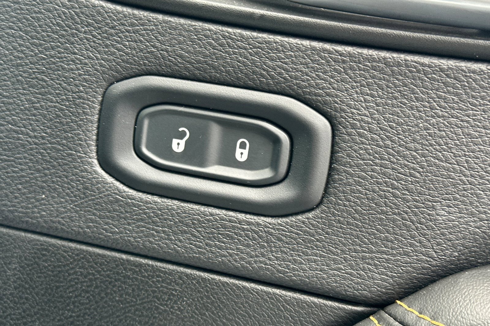 Used 2025 Jeep Wrangler Sahara image 21