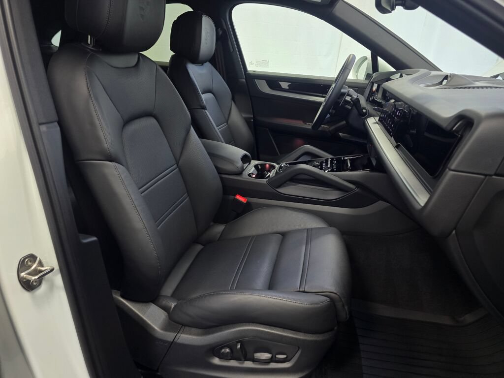 Certified 2025 Porsche Cayenne Coupe AWD/4WD image 30