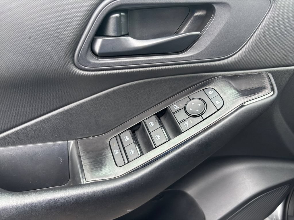 Used 2025 Nissan Rogue S FWD image 27