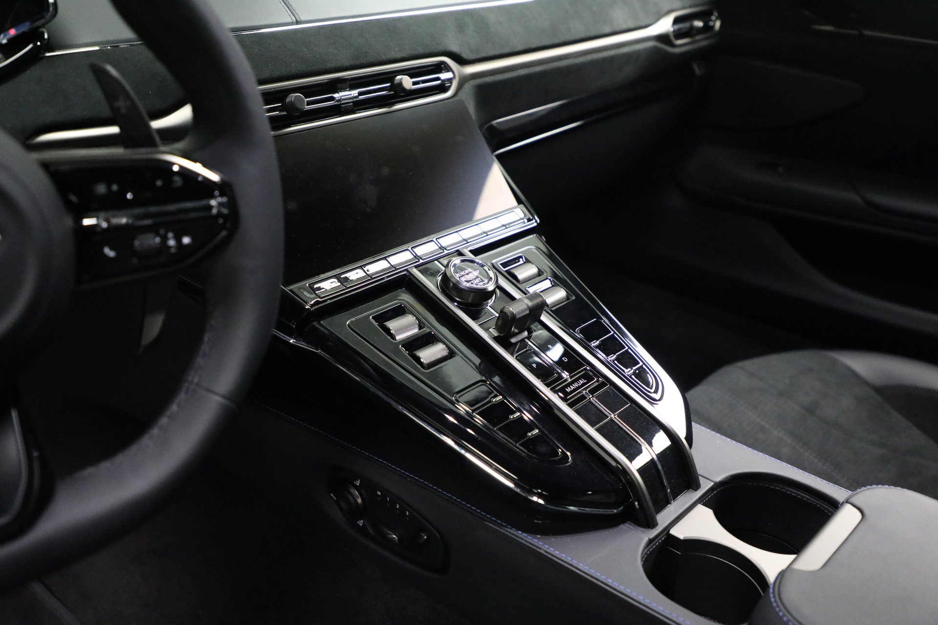 Used 2025 Aston Martin V8 Vantage Coupe image 22