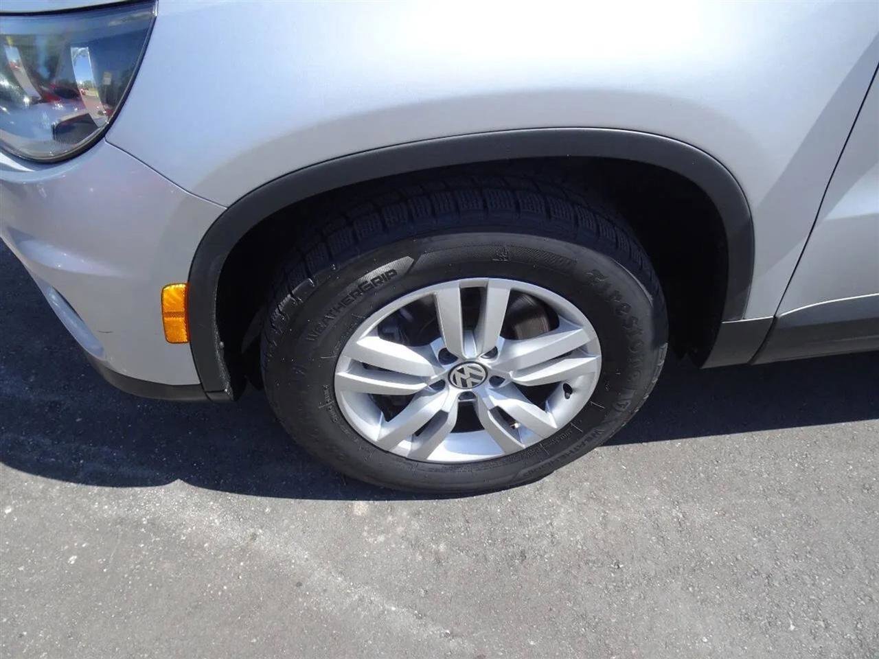 Used 2017 Volkswagen Tiguan S image 12