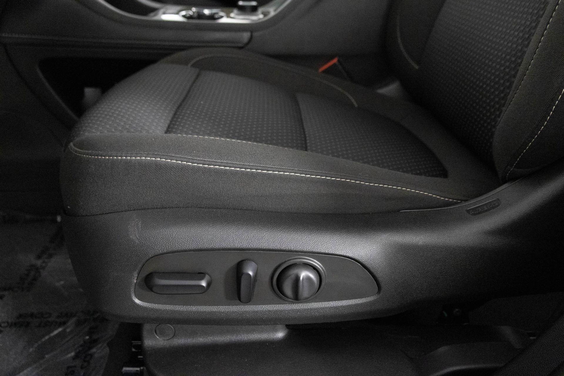 Certified 2023 GMC Acadia SLE w/ Driver Convenience Package image 19