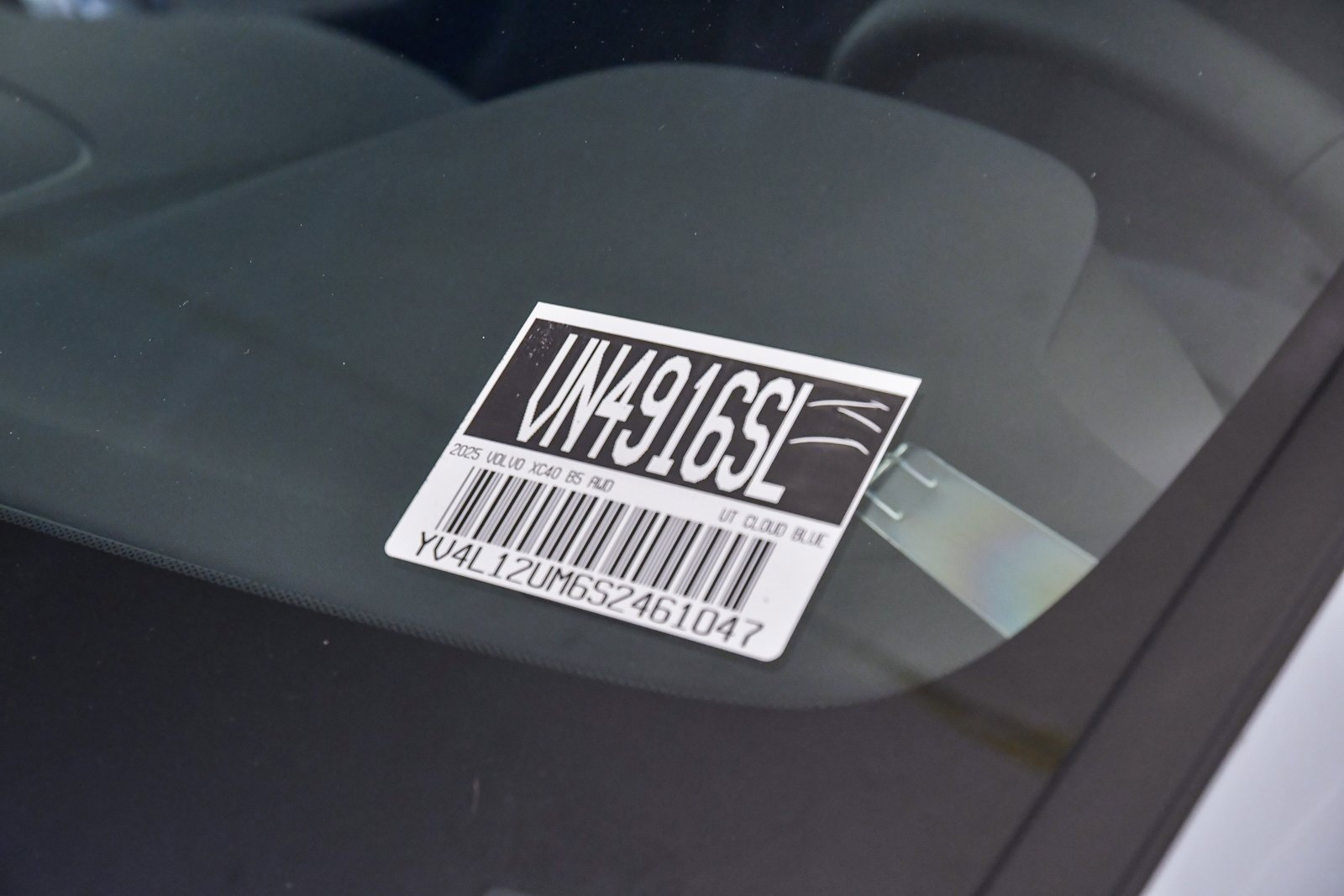 Used 2025 Volvo XC40 B5 Ultra w/ Climate Package image 31