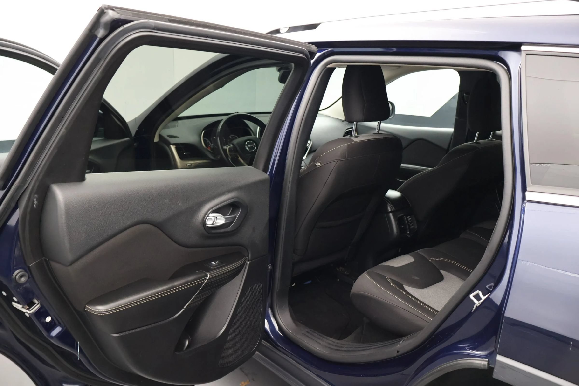 Used 2014 Jeep Cherokee Latitude w/ Cold Weather Group AWD/4WD image 15