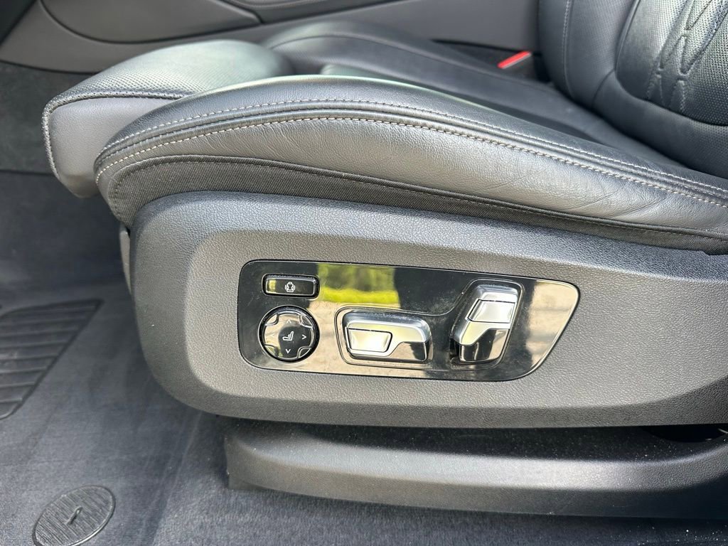 Used 2023 BMW X6 M50i w/ Parking Assistance Package image 11