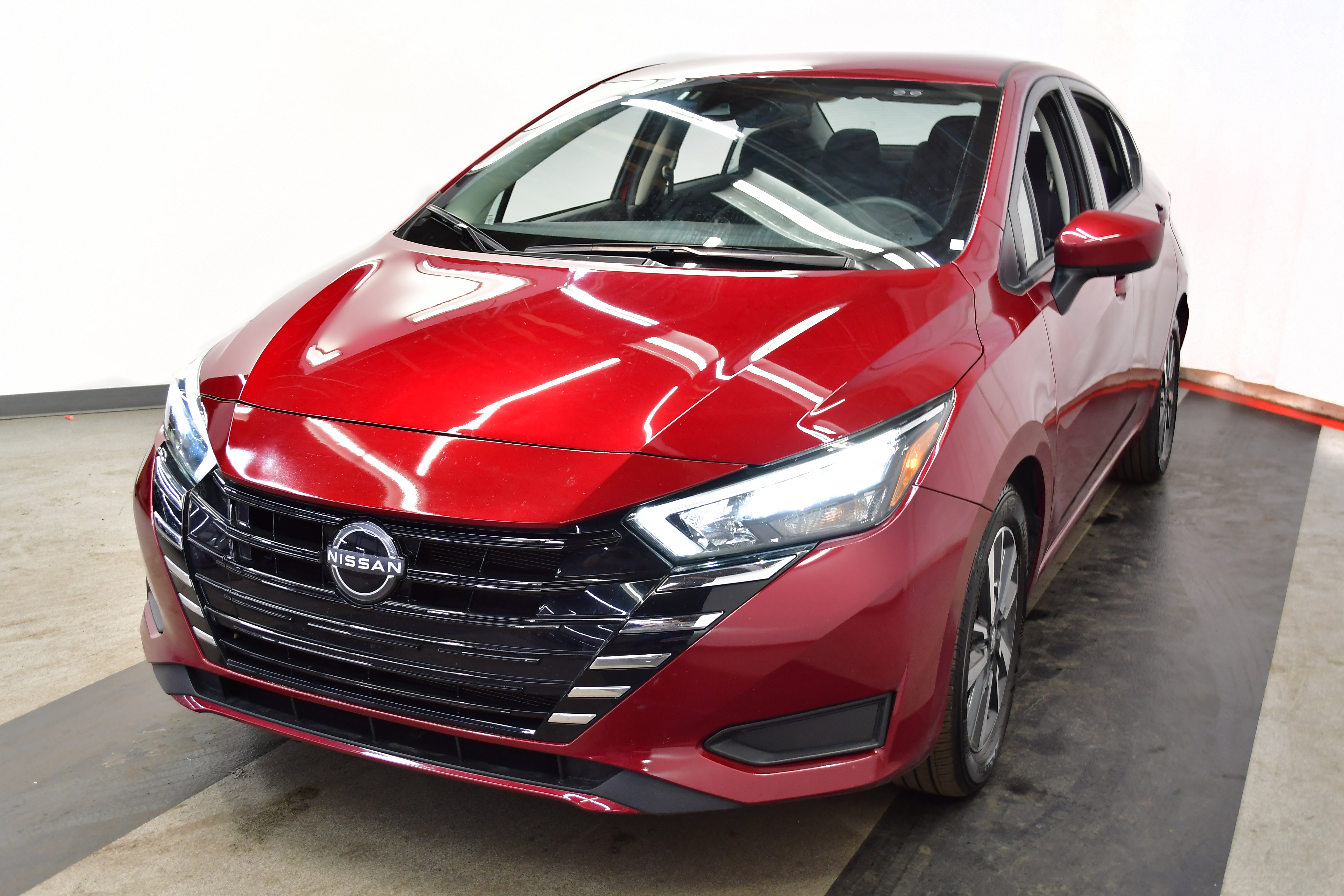 Used 2025 Nissan Versa SV image 4