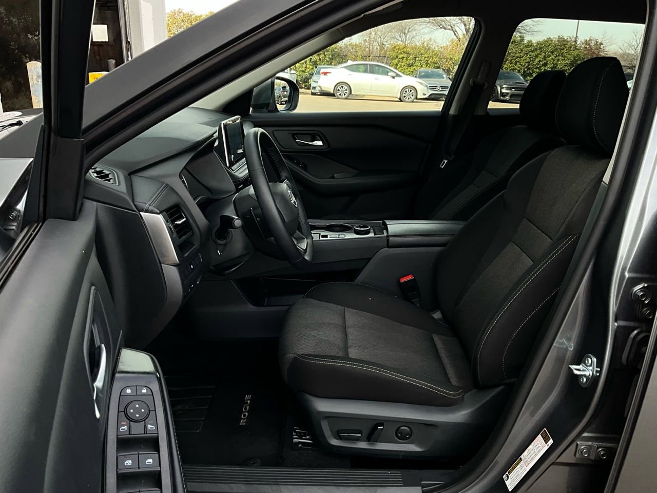 Used 2025 Nissan Rogue SV image 9