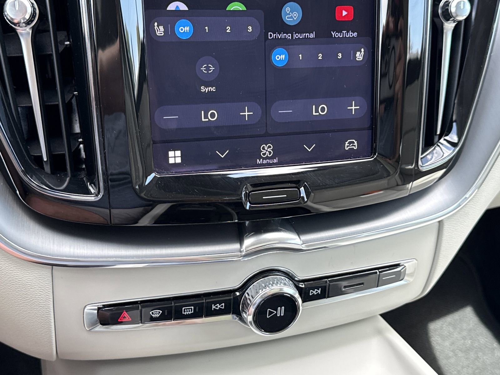 Used 2024 Volvo XC60 B5 Core image 26