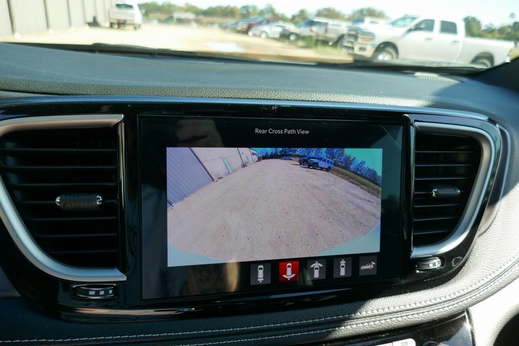 New 2026 Chrysler Pacifica Select image 24