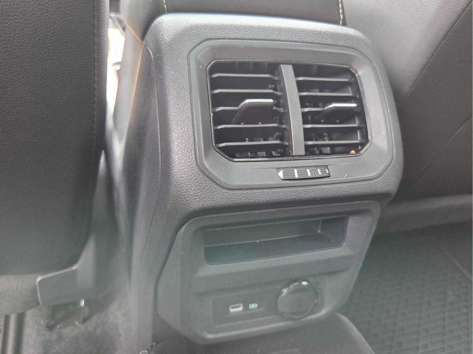 Used 2024 Volkswagen Tiguan SE R-Line FWD image 17
