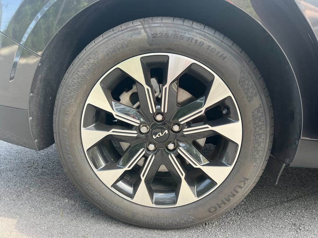 Used 2024 Kia Carnival EX FWD image 17