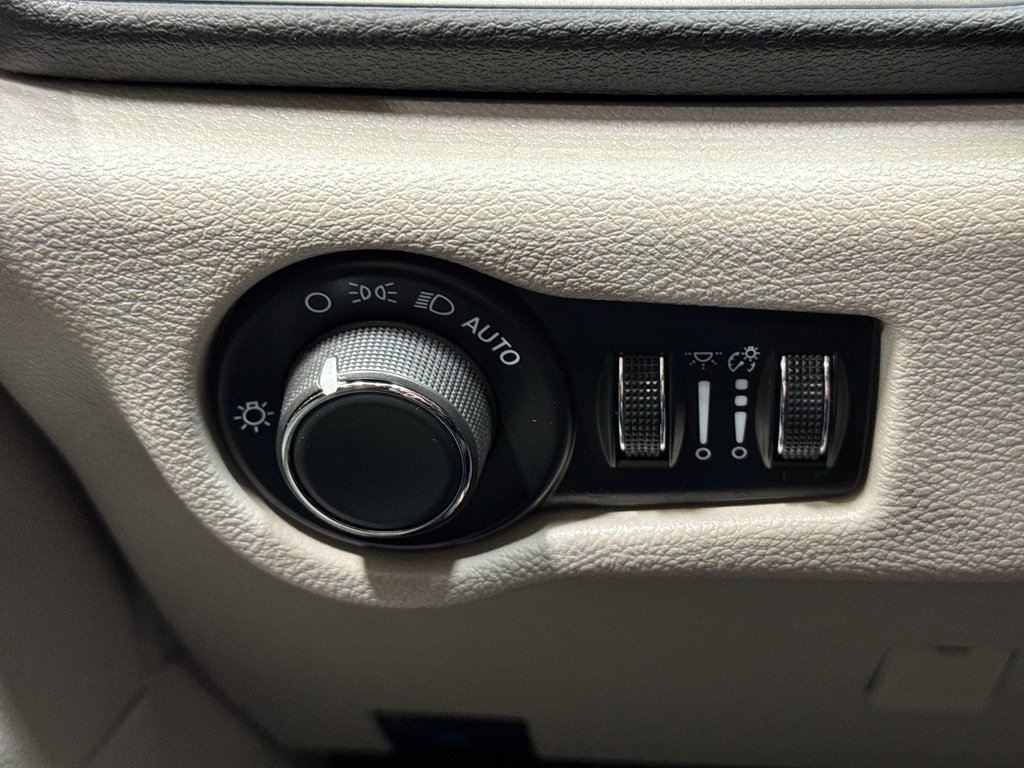 Used 2024 Chrysler Voyager LX FWD image 33
