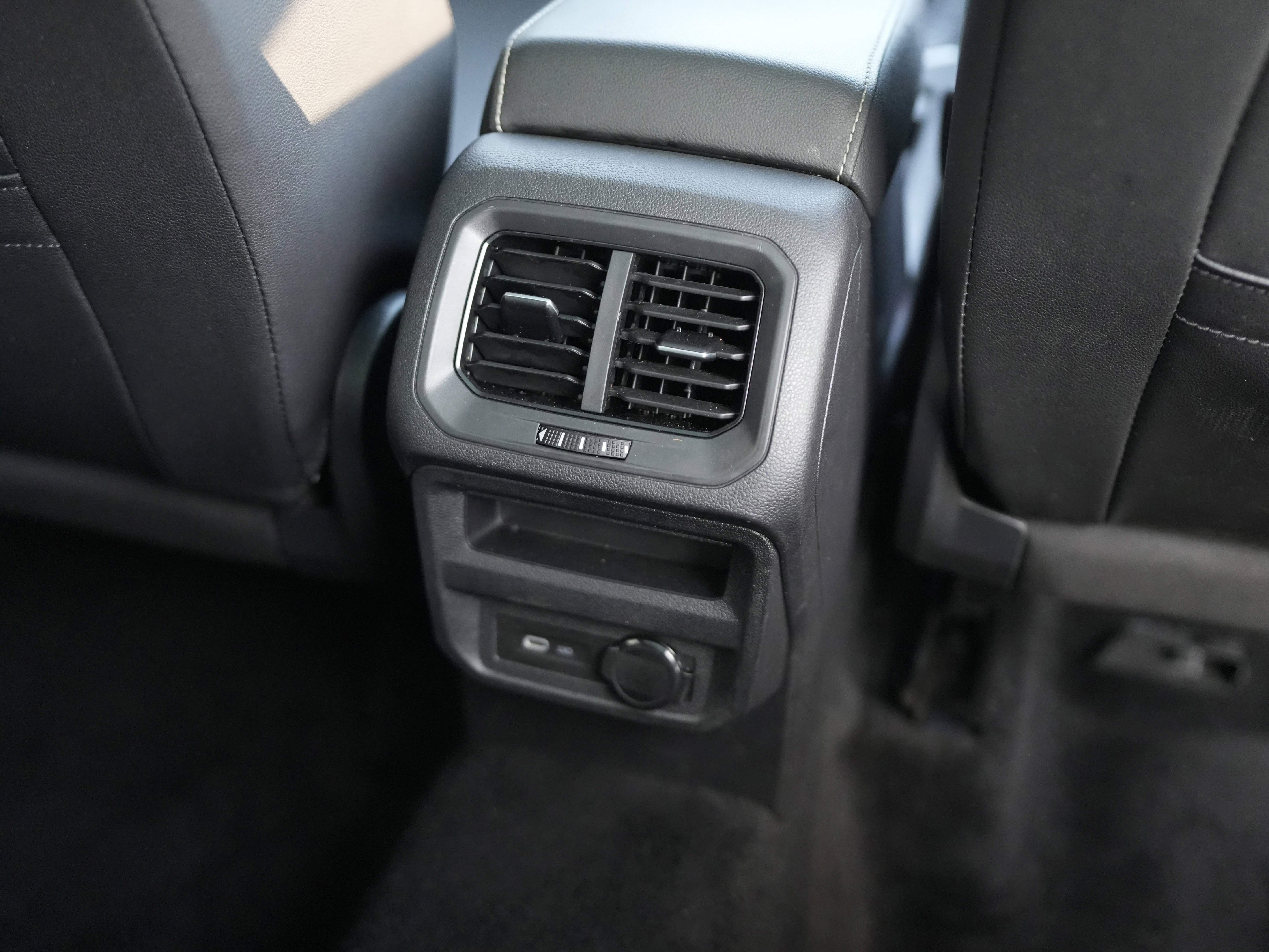 Used 2023 Volkswagen Tiguan SE R-Line image 31