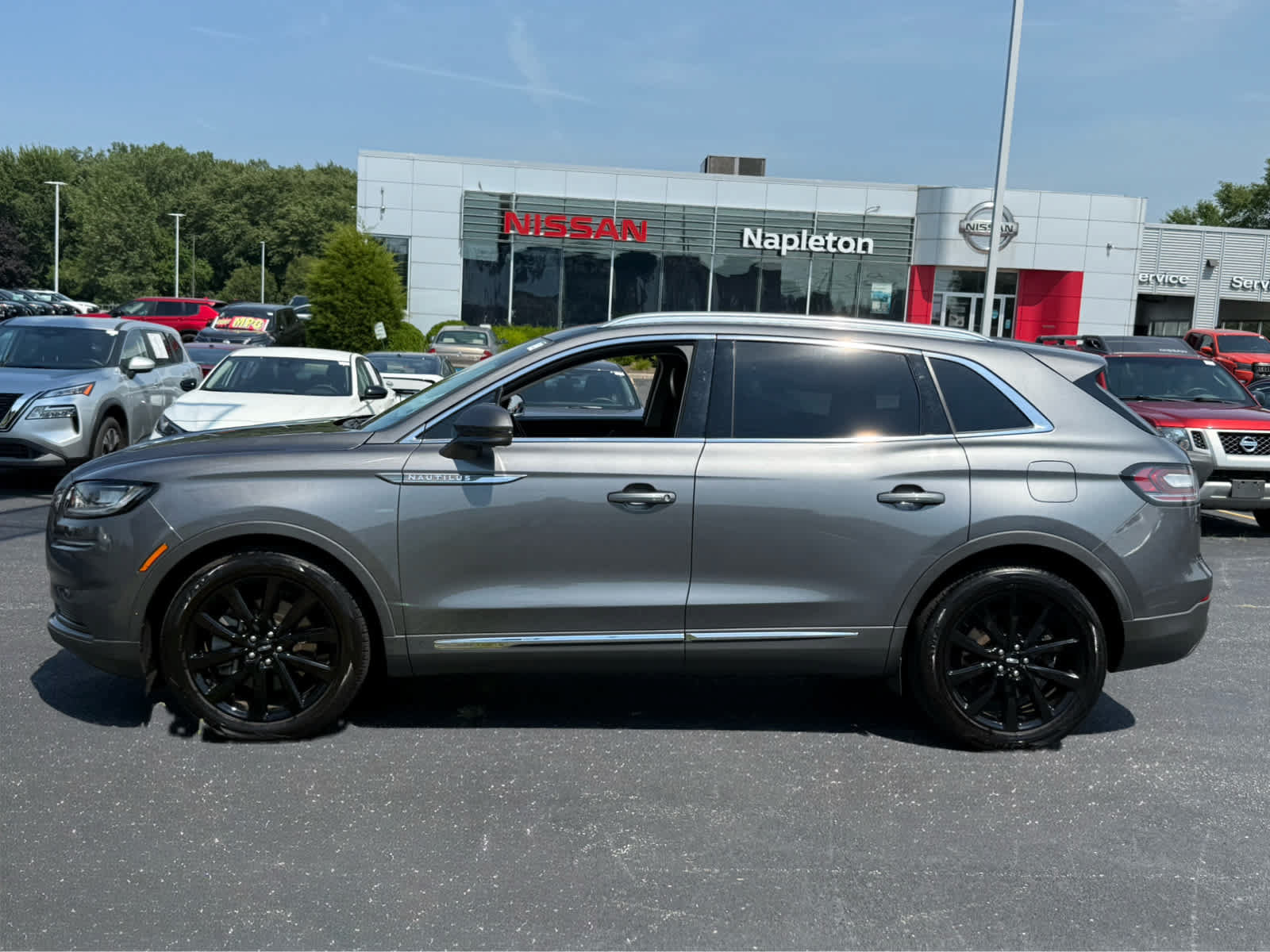 Used 2022 Lincoln Nautilus Reserve w/ Monochromatic Package AWD/4WD image 3