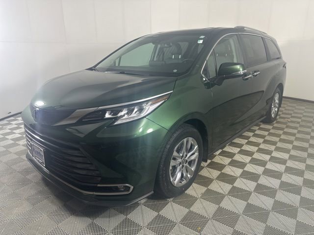 Used 2023 Toyota Sienna Limited AWD/4WD image 2