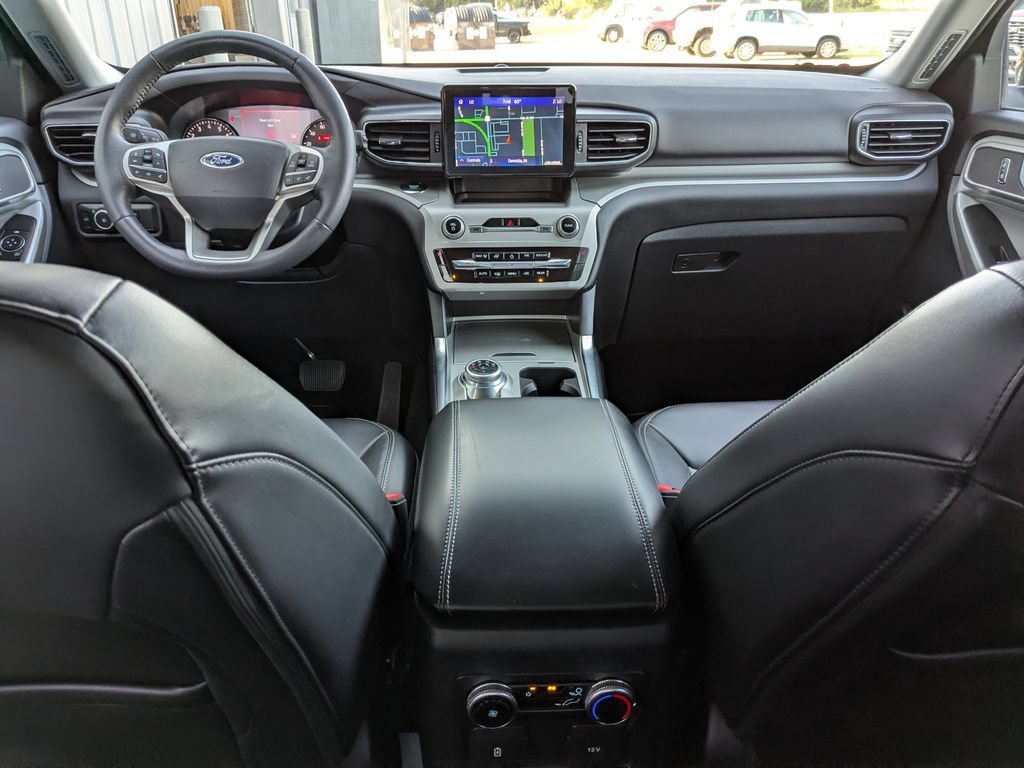 Used 2023 Ford Explorer XLT w/ Equipment Group 202A AWD/4WD image 4