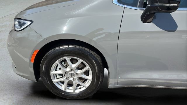 Used 2025 Chrysler Pacifica Select image 34