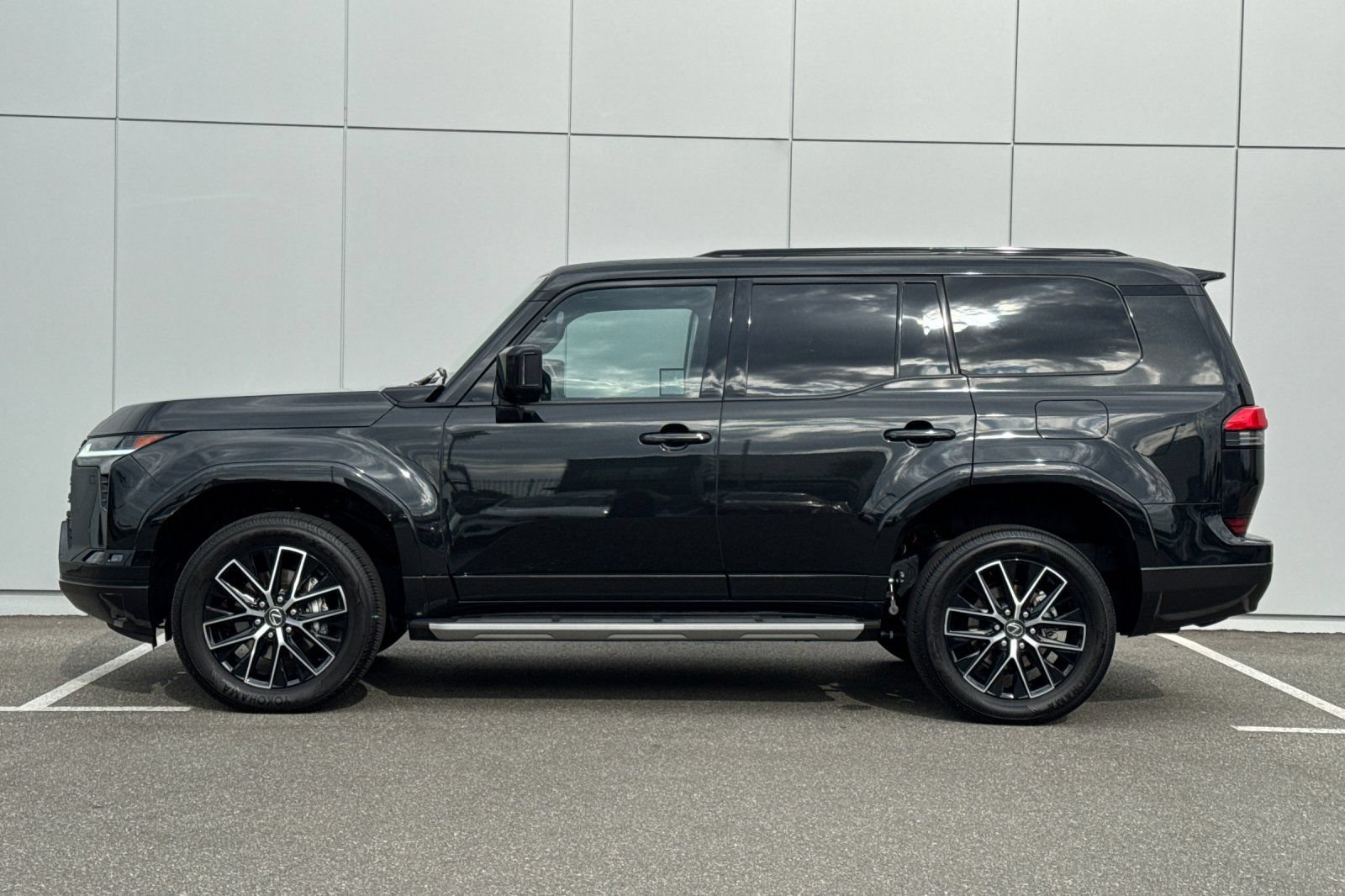 Used 2025 Lexus GX 550 w/ Accessory Package (Z1) AWD/4WD image 2