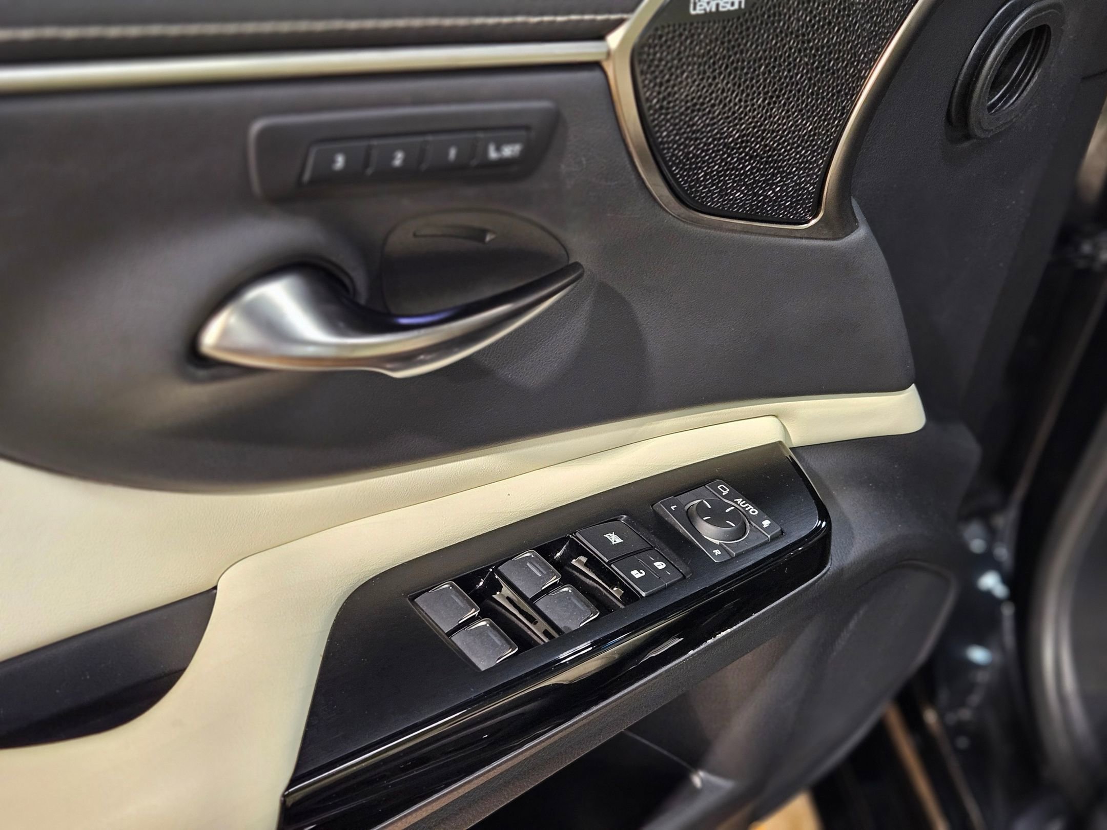 Used 2022 Lexus ES 300h w/ Premium Package image 20