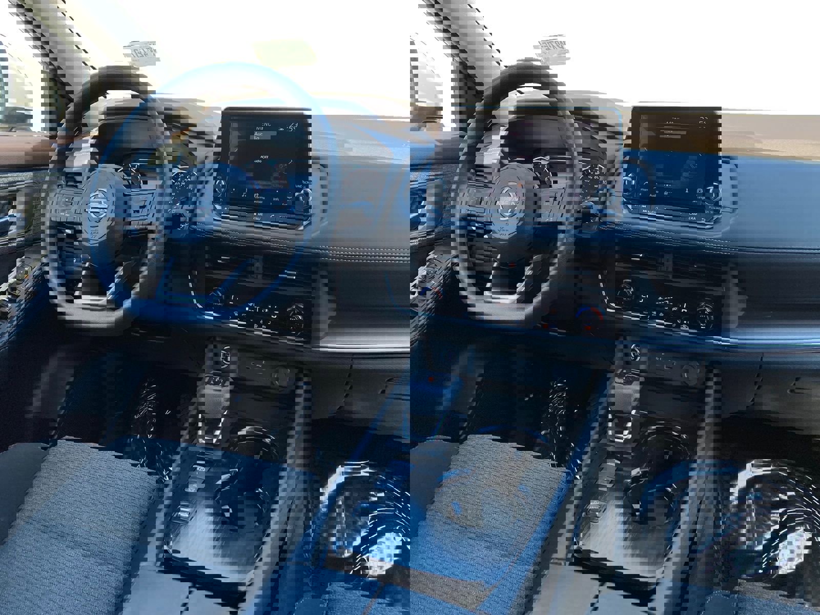 Used 2023 Nissan Rogue SV image 16