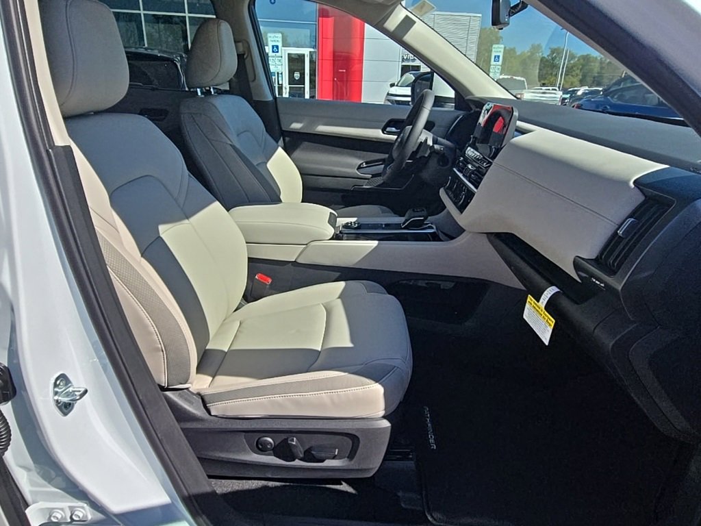 New 2025 Nissan Pathfinder SL w/ Black Appearance Package image 26