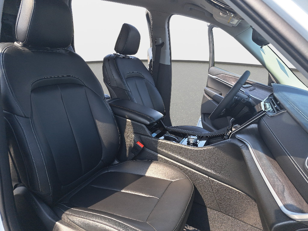 Certified 2023 Jeep Grand Cherokee L Limited AWD/4WD image 11