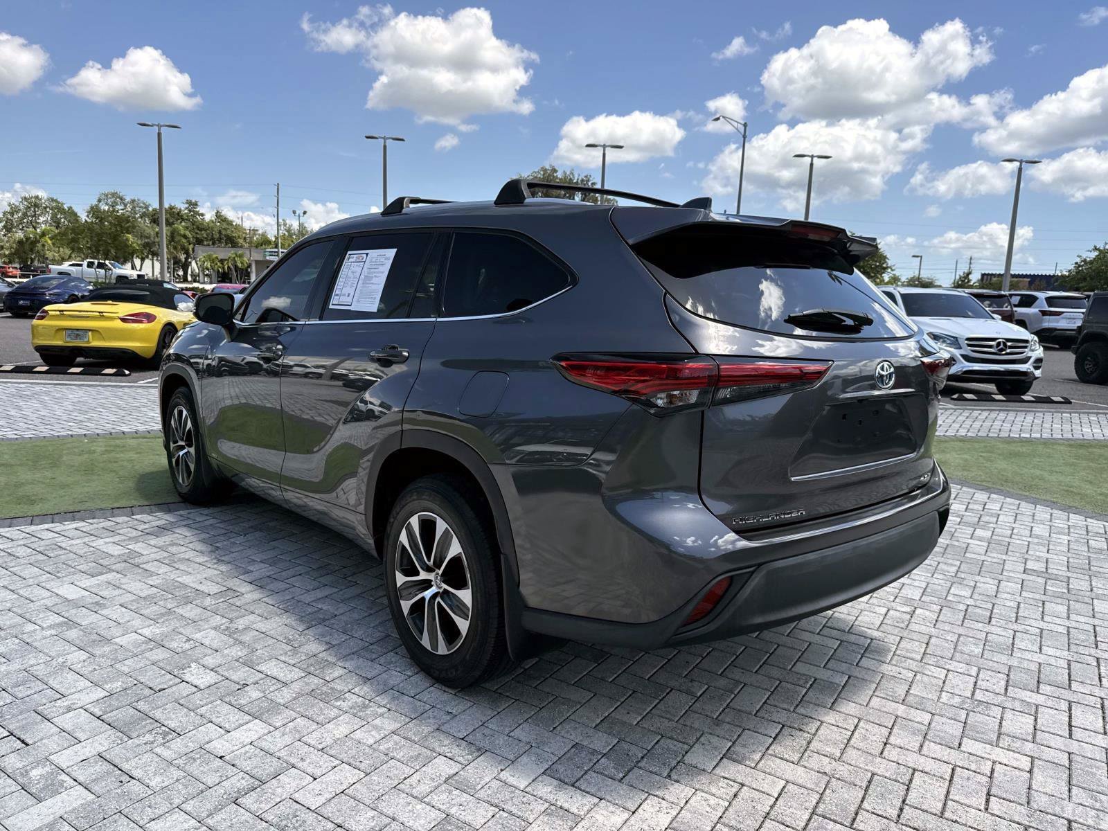 Used 2022 Toyota Highlander XLE AWD/4WD image 4