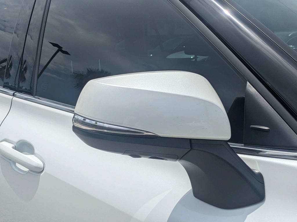 Used 2022 Toyota Highlander Limited FWD image 9