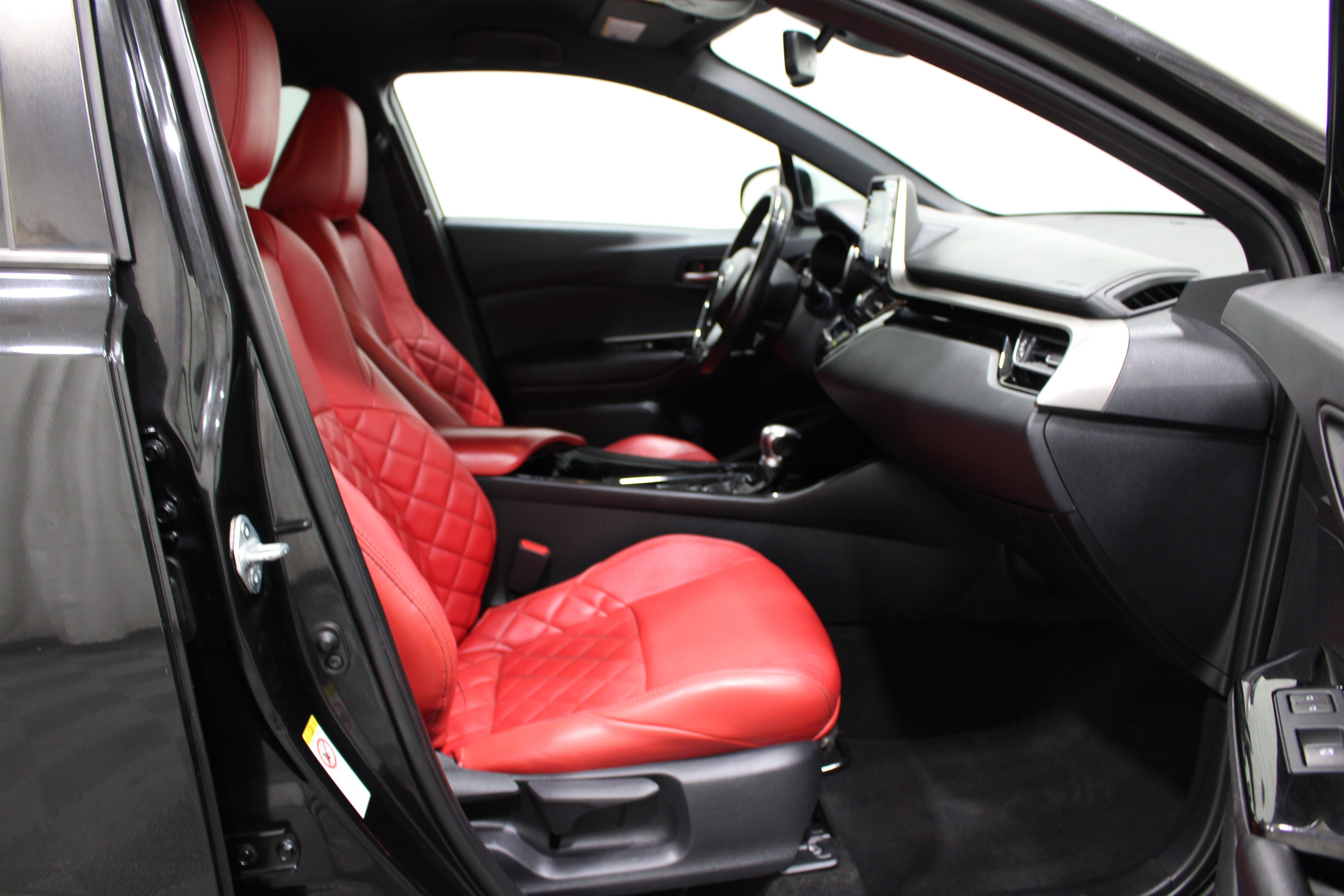 Used 2019 Toyota C-HR XLE FWD image 24