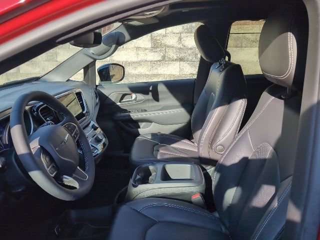 Used 2026 Chrysler Pacifica Select image 13