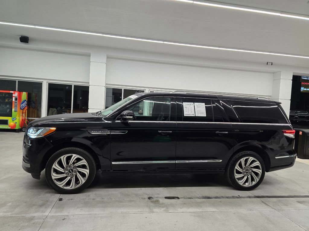 Used 2023 Lincoln Navigator L Reserve RWD image 3