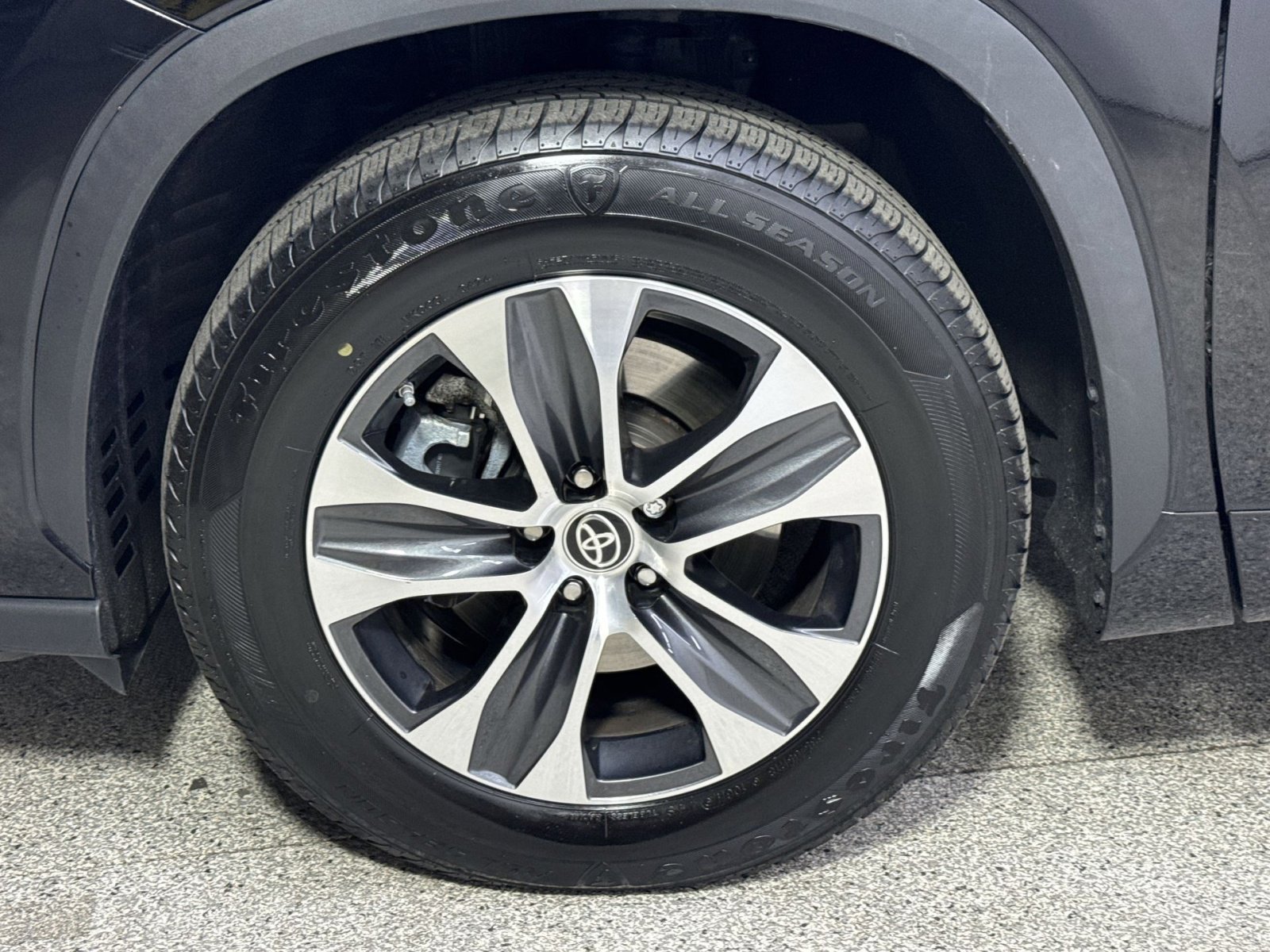 Used 2023 Toyota Highlander XLE FWD image 24