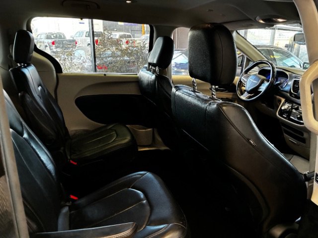 Used 2020 Chrysler Pacifica Touring-L FWD image 31