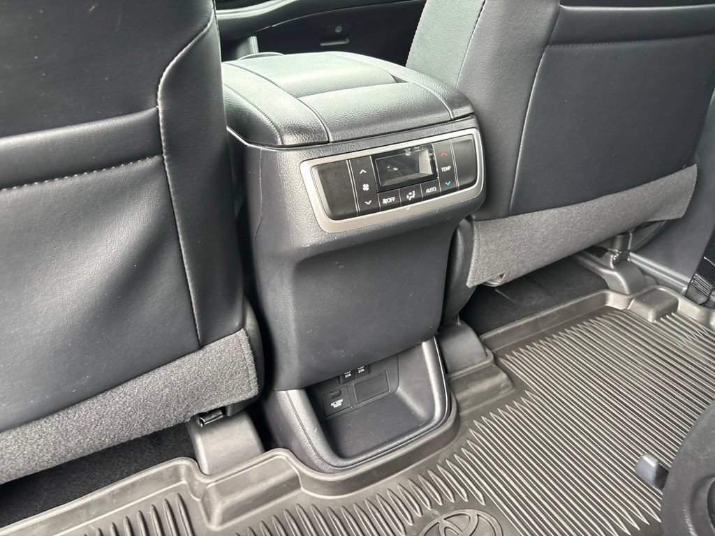 Used 2019 Toyota Highlander SE AWD/4WD image 27