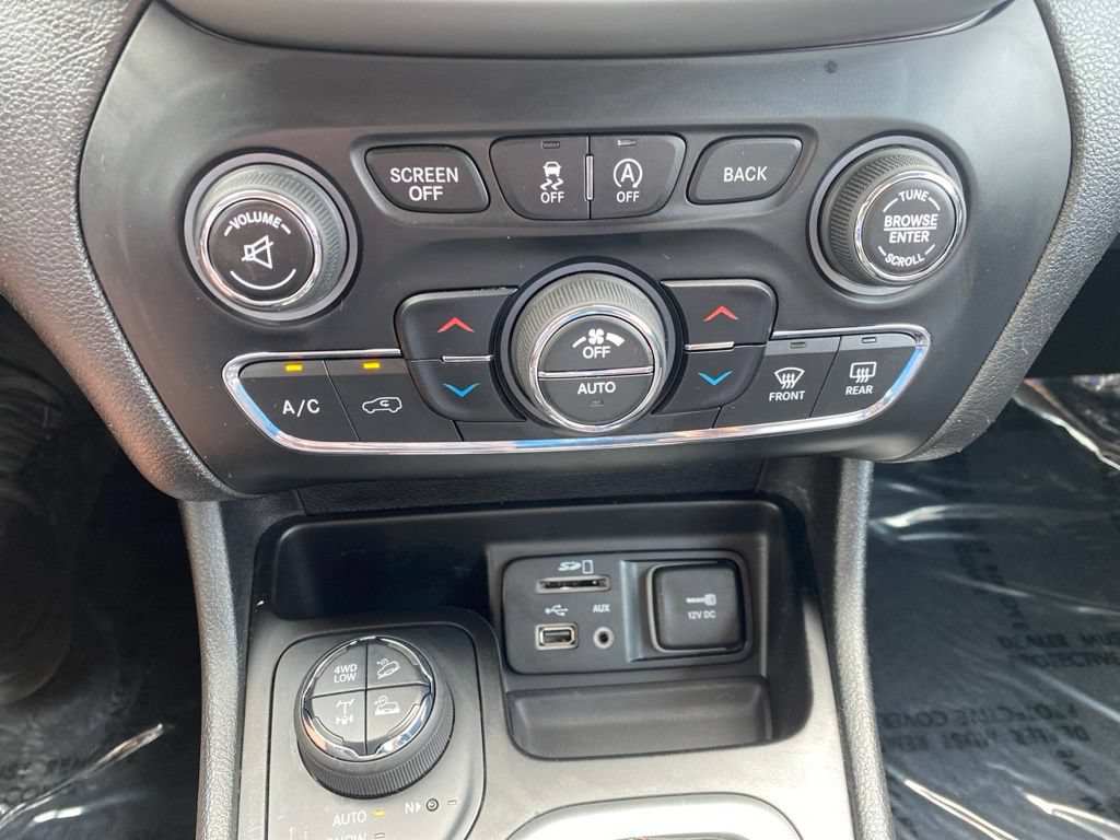 Used 2018 Jeep Cherokee Trailhawk AWD/4WD image 31