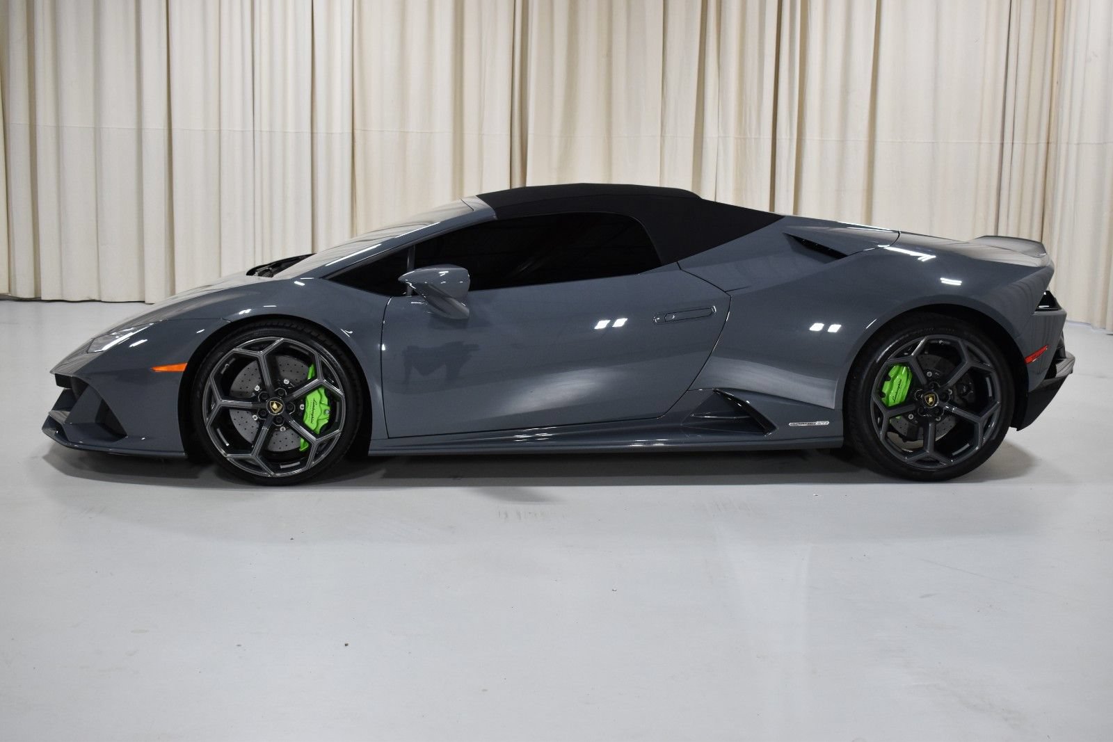 Used 2020 Lamborghini Huracan EVO AWD/4WD image 2