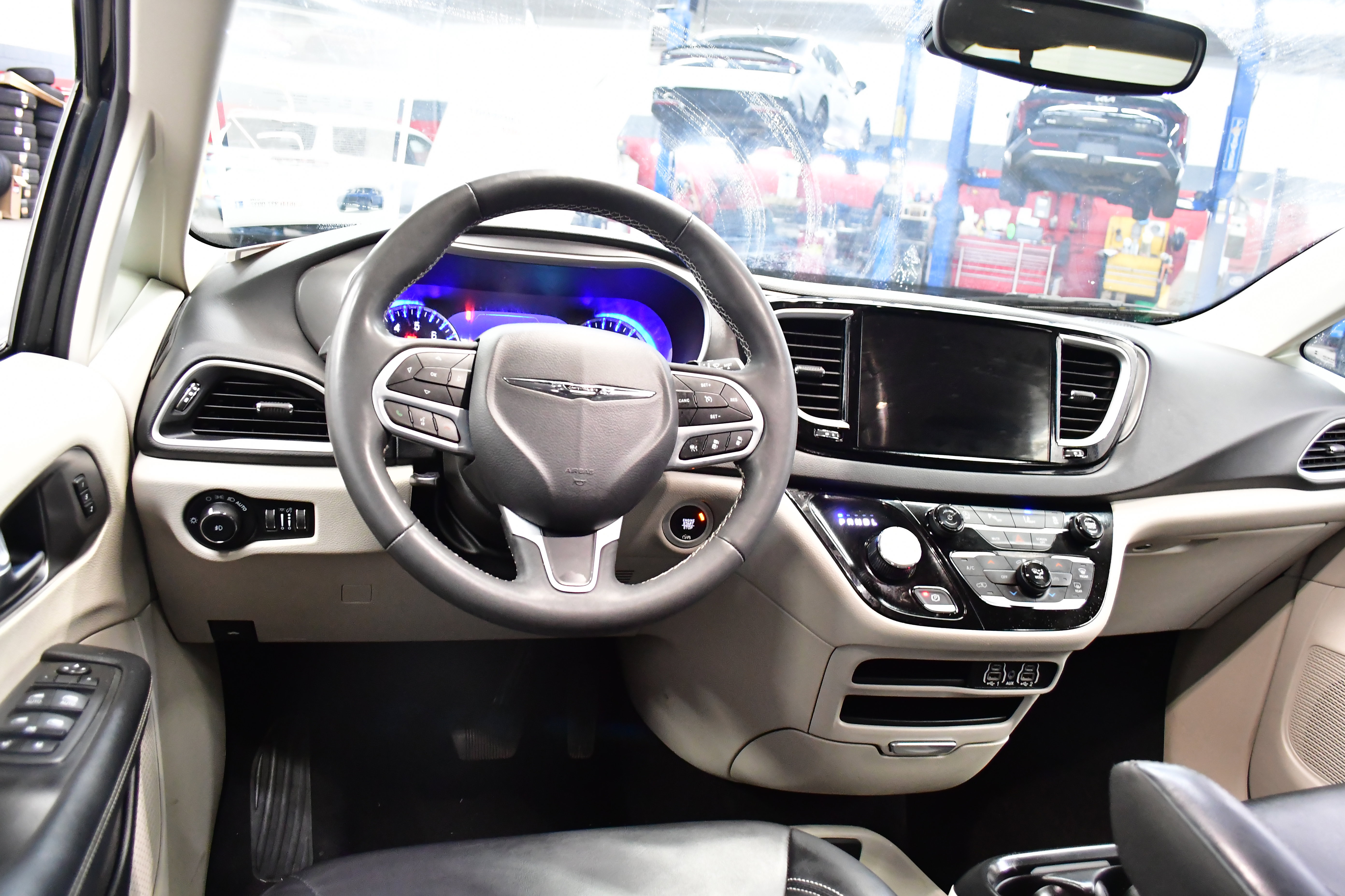 Used 2023 Chrysler Pacifica Touring-L FWD image 10