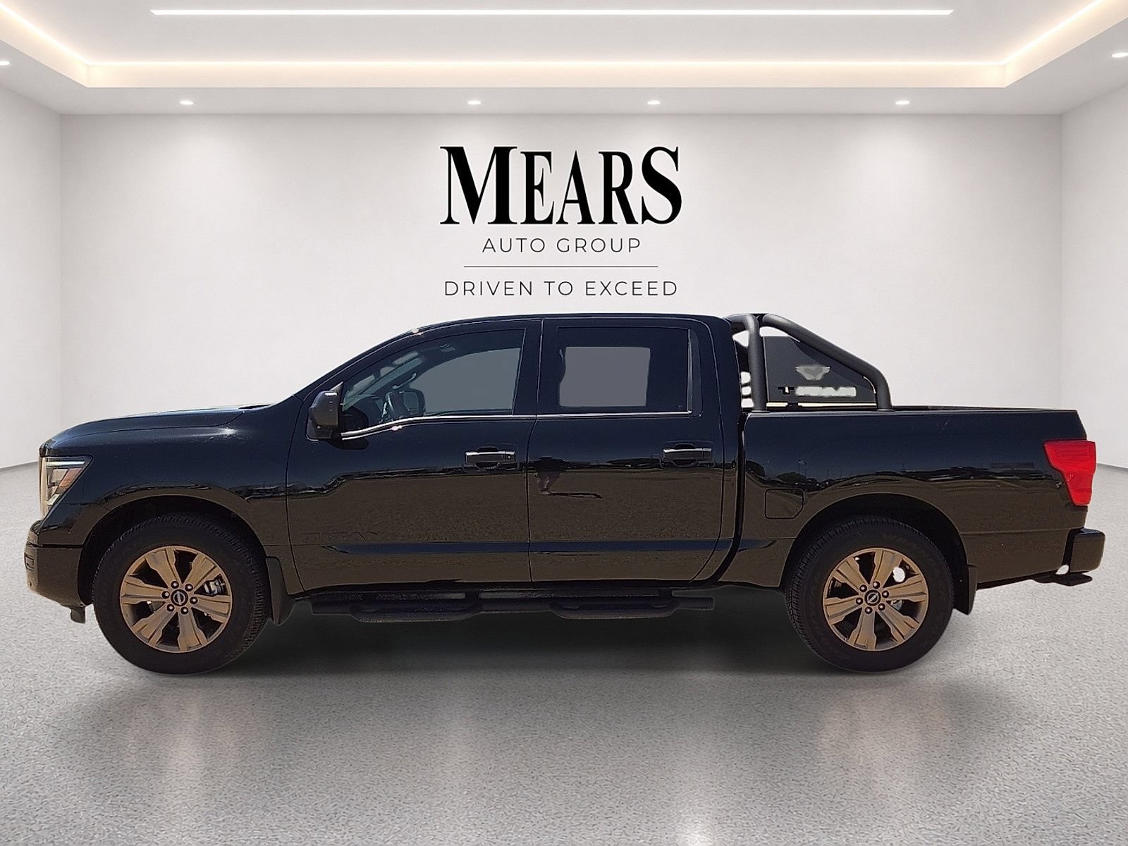 Used 2024 Nissan Titan SV w/ SV Bronze Edition Package RWD image 2