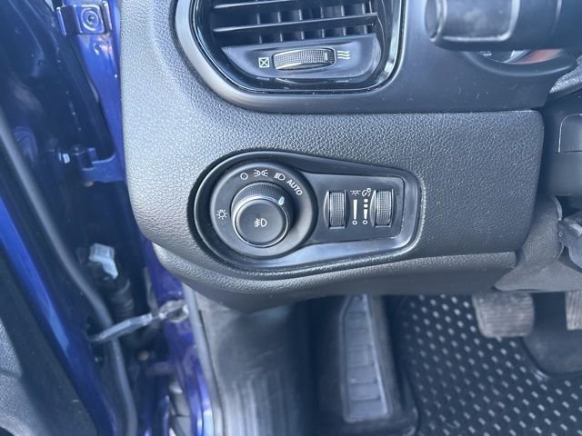 Used 2018 Jeep Renegade Altitude w/ Advanced Technology Group image 18