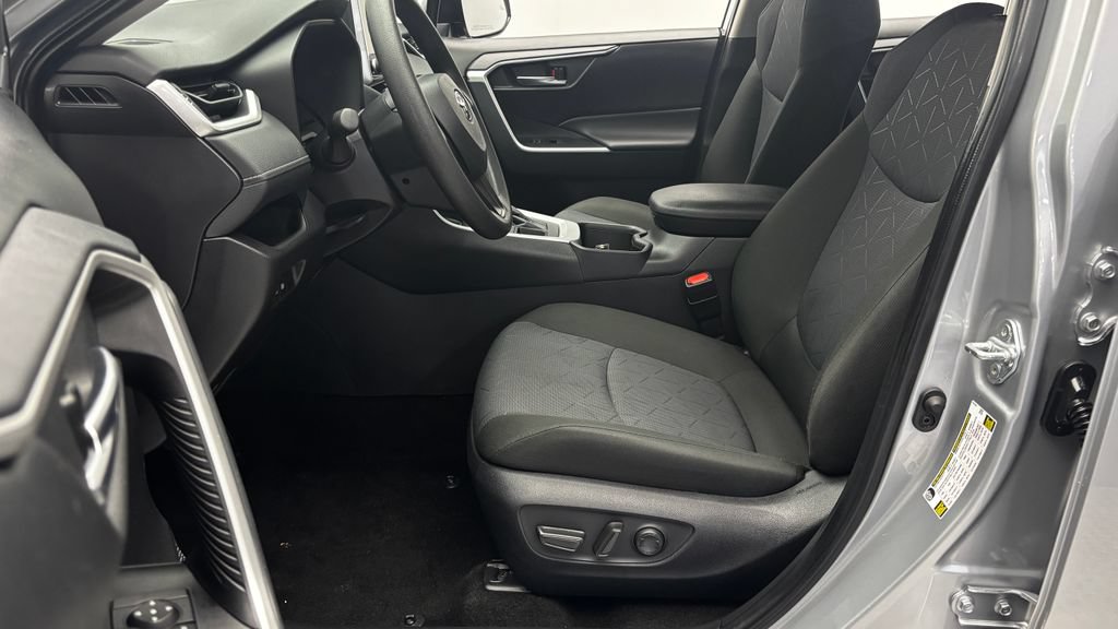 Used 2025 Toyota RAV4 XLE AWD/4WD image 11