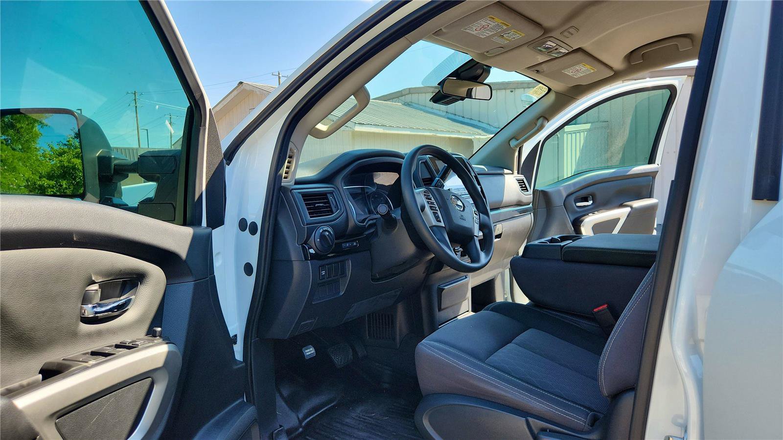 Used 2022 Nissan Titan SV AWD/4WD image 13