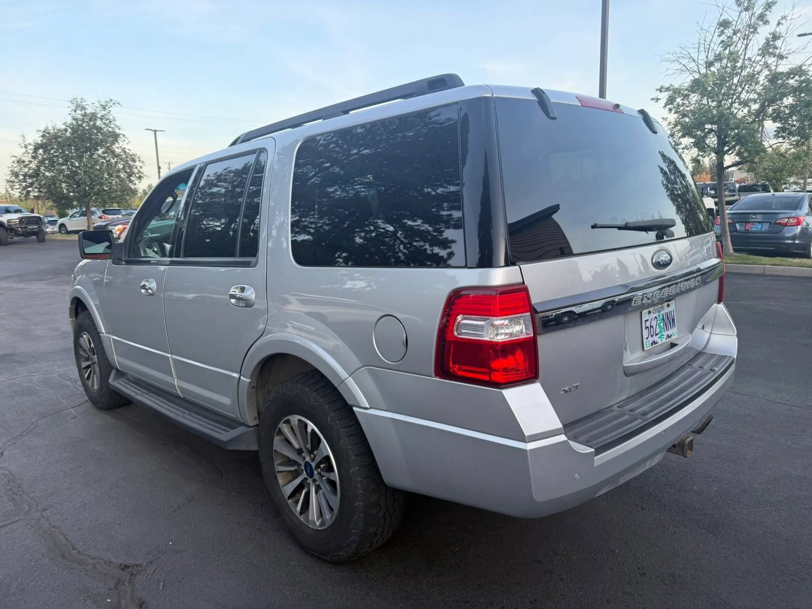 Used 2016 Ford Expedition XLT w/ Equipment Group 202A AWD/4WD image 2